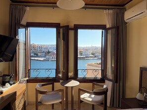 Superior tweepersoonskamer, uitzicht op zee | Individueel gedecoreerd, individueel gemeubileerd, een bureau