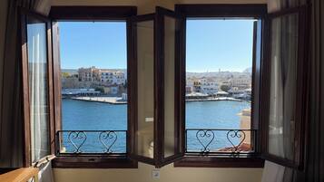 Eenpersoonskamer, uitzicht op zee | Individueel gedecoreerd, individueel gemeubileerd, een bureau