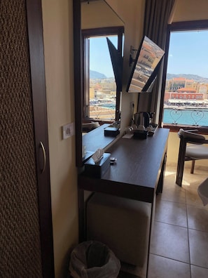 Dubbelrum - havsutsikt | Individuell inredning, unika möbler, skrivbord och arbetsyta för laptop