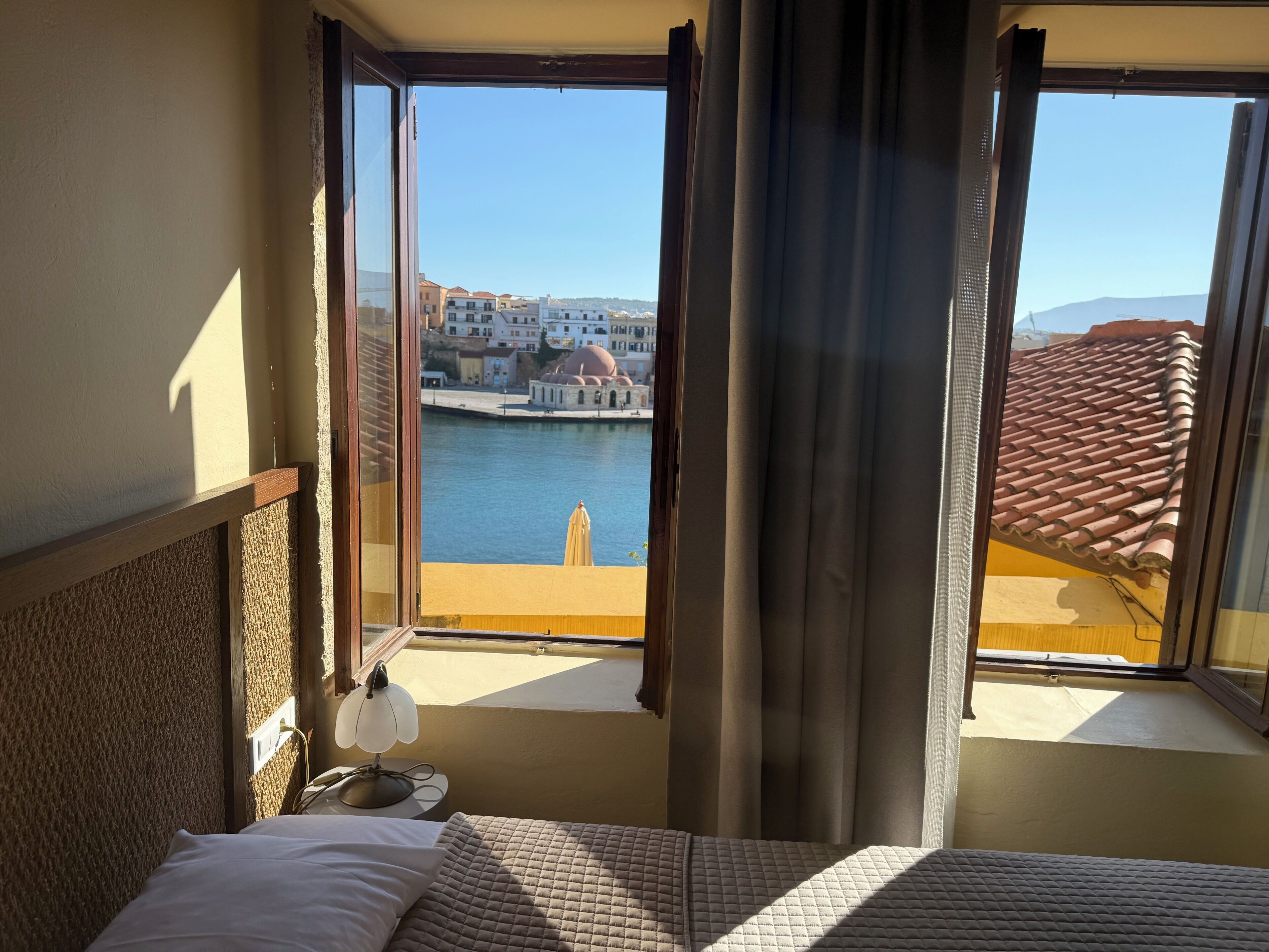 Kahden hengen huone, merinäköala | Yksilöllisesti sisustettu, yksilöllisesti kalustettu, työpöytä