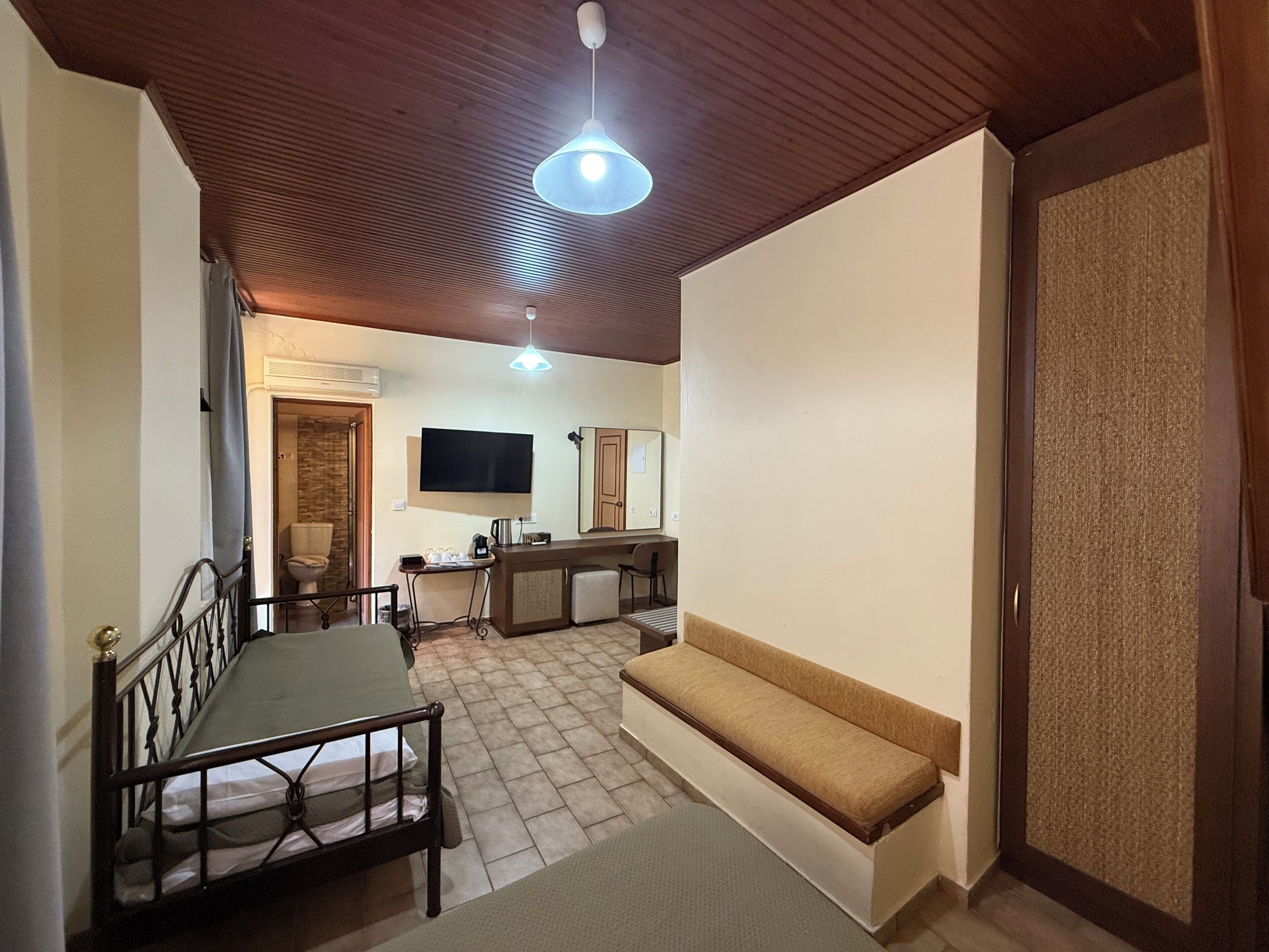 Kolmen hengen standard-huone | Yksilöllisesti sisustettu, yksilöllisesti kalustettu, työpöytä