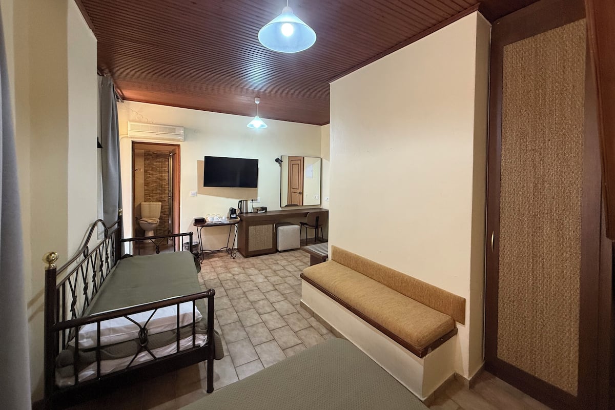 Standard trippelrum | Individuell inredning, unika möbler, skrivbord och arbetsyta för laptop