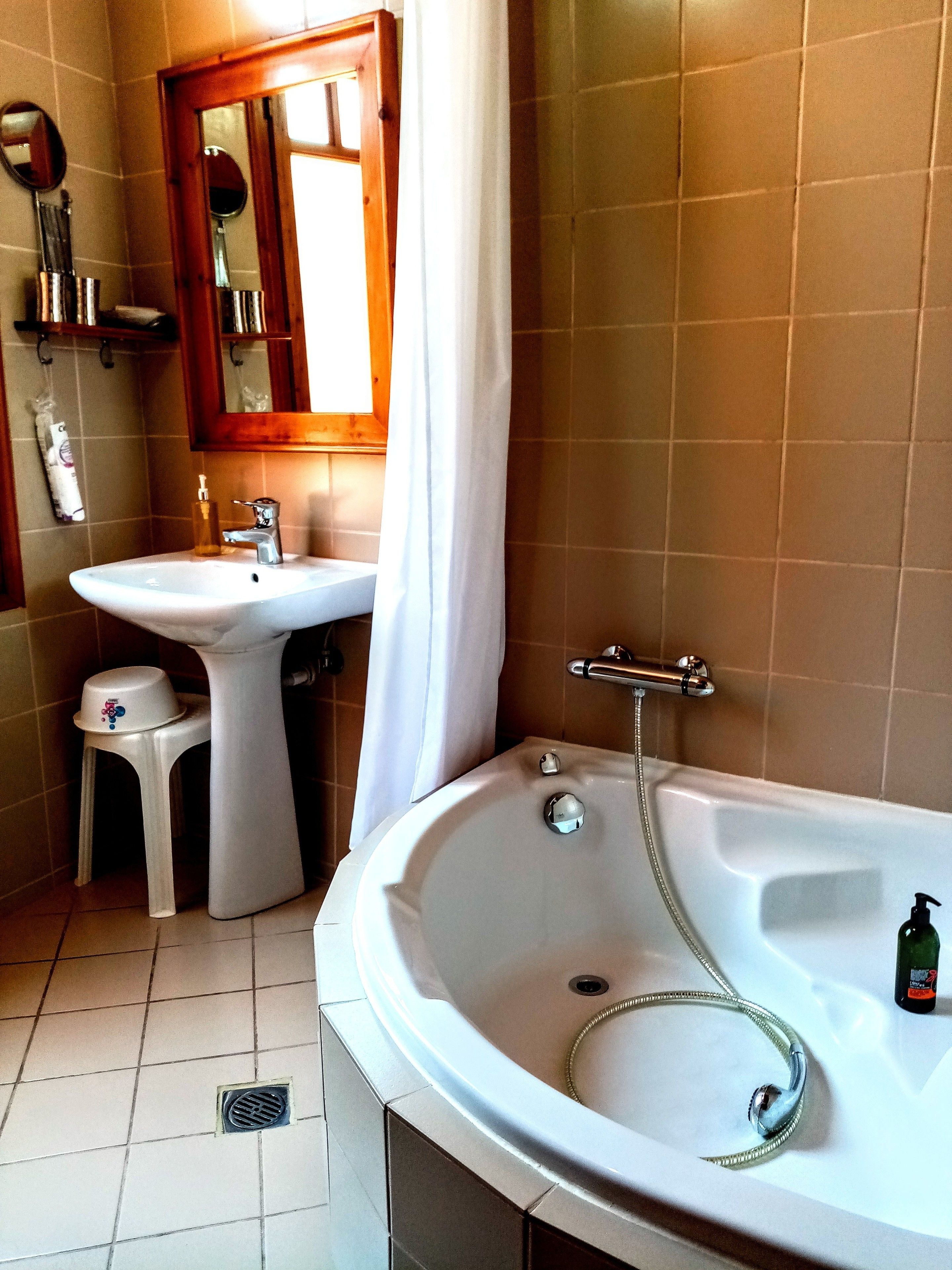 Ein Badezimmer mit Badewanne, Waschbecken und Spiegel.