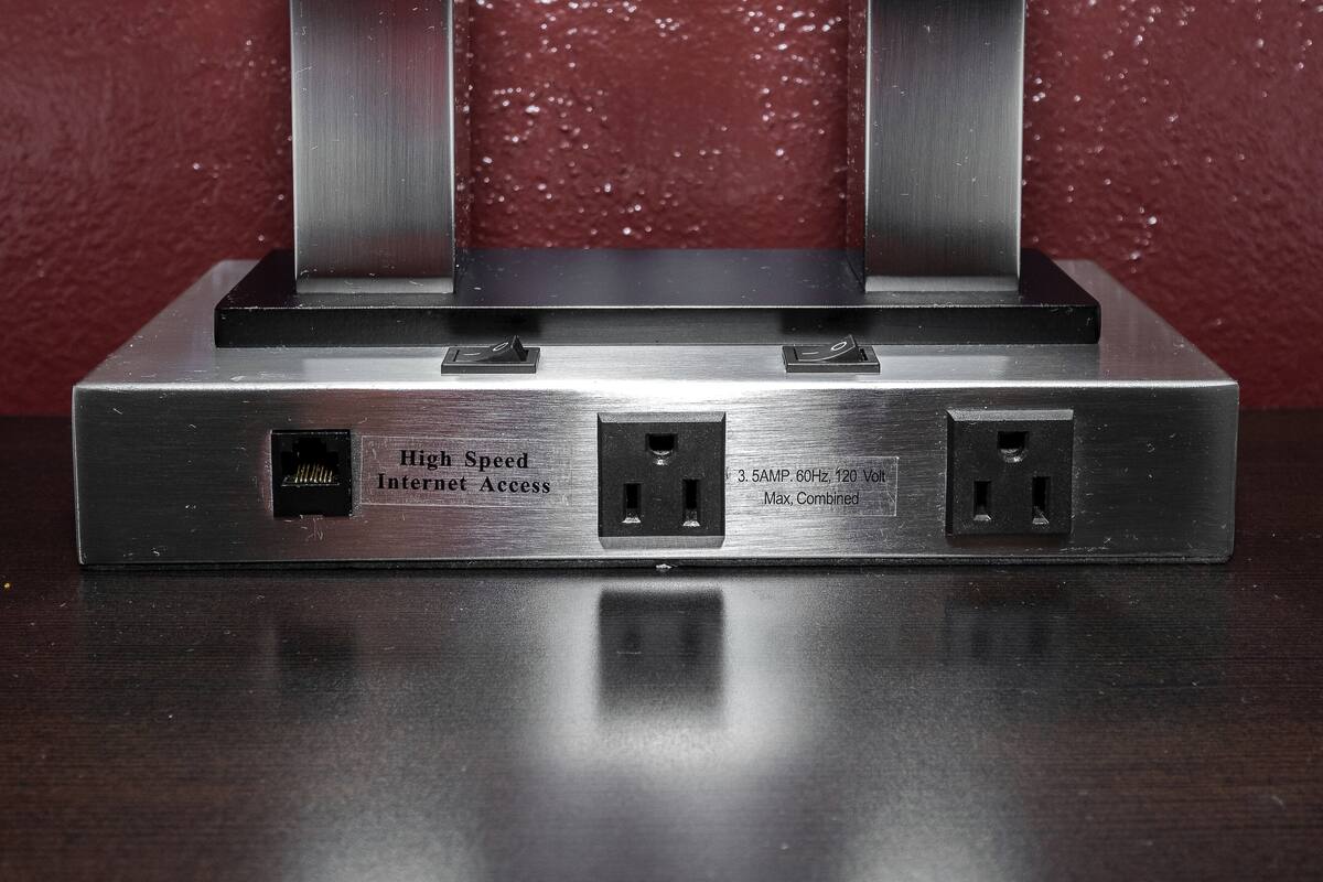 Dispositivo de acceso a internet de alta velocidad con dos puertos USB y un enchufe de corriente.