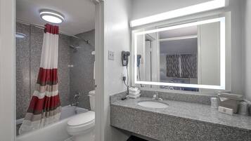 Een bad/douchecombinatie, gratis toiletartikelen, een haardroger