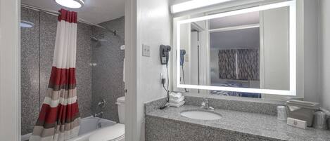 Combined shower/bathtub, free toiletries, hair dryer, towels