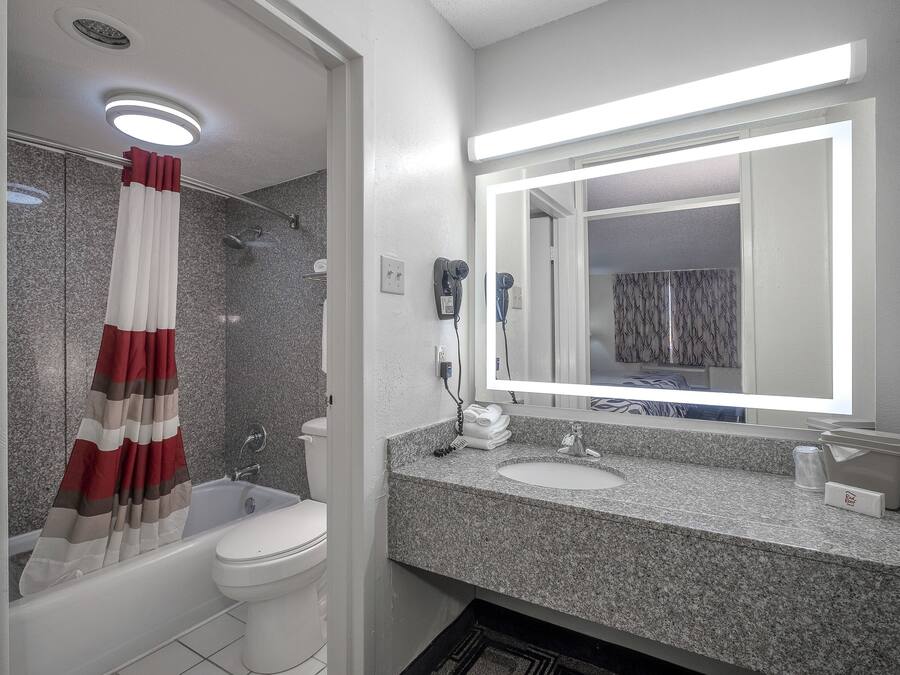 Combined shower/tub, free toiletries, hair dryer, towels