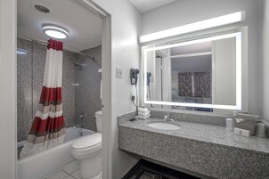 Bañera con ducha, artículos de tocador gratuitos, secador de pelo
