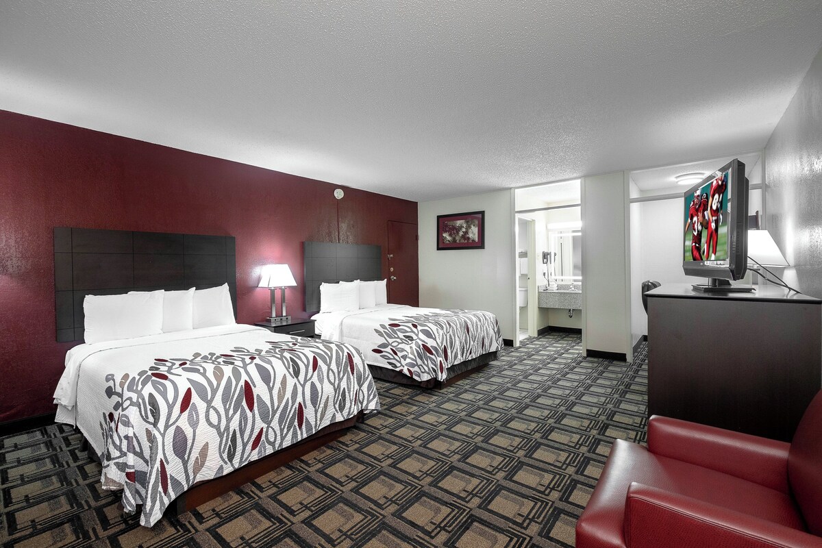 Desk, laptop workspace, free cots/infant beds, free WiFi