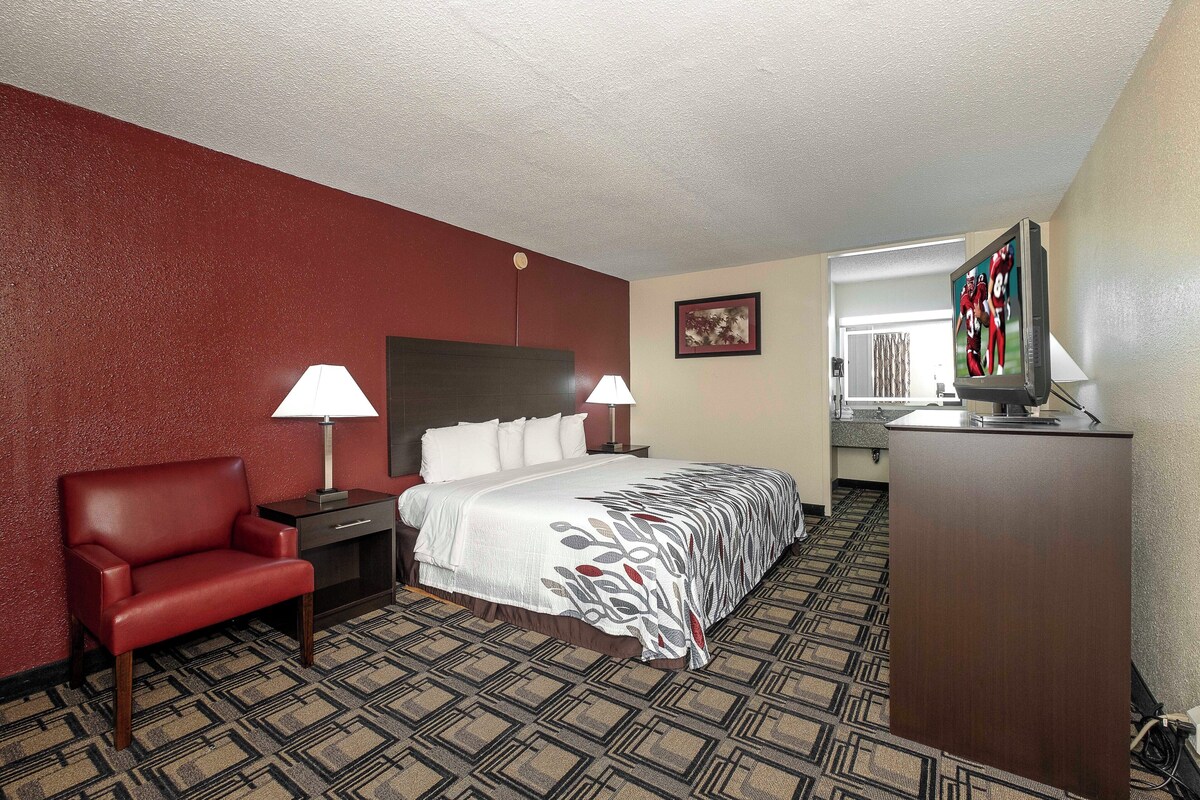 Desk, laptop workspace, free cots/infant beds, free WiFi