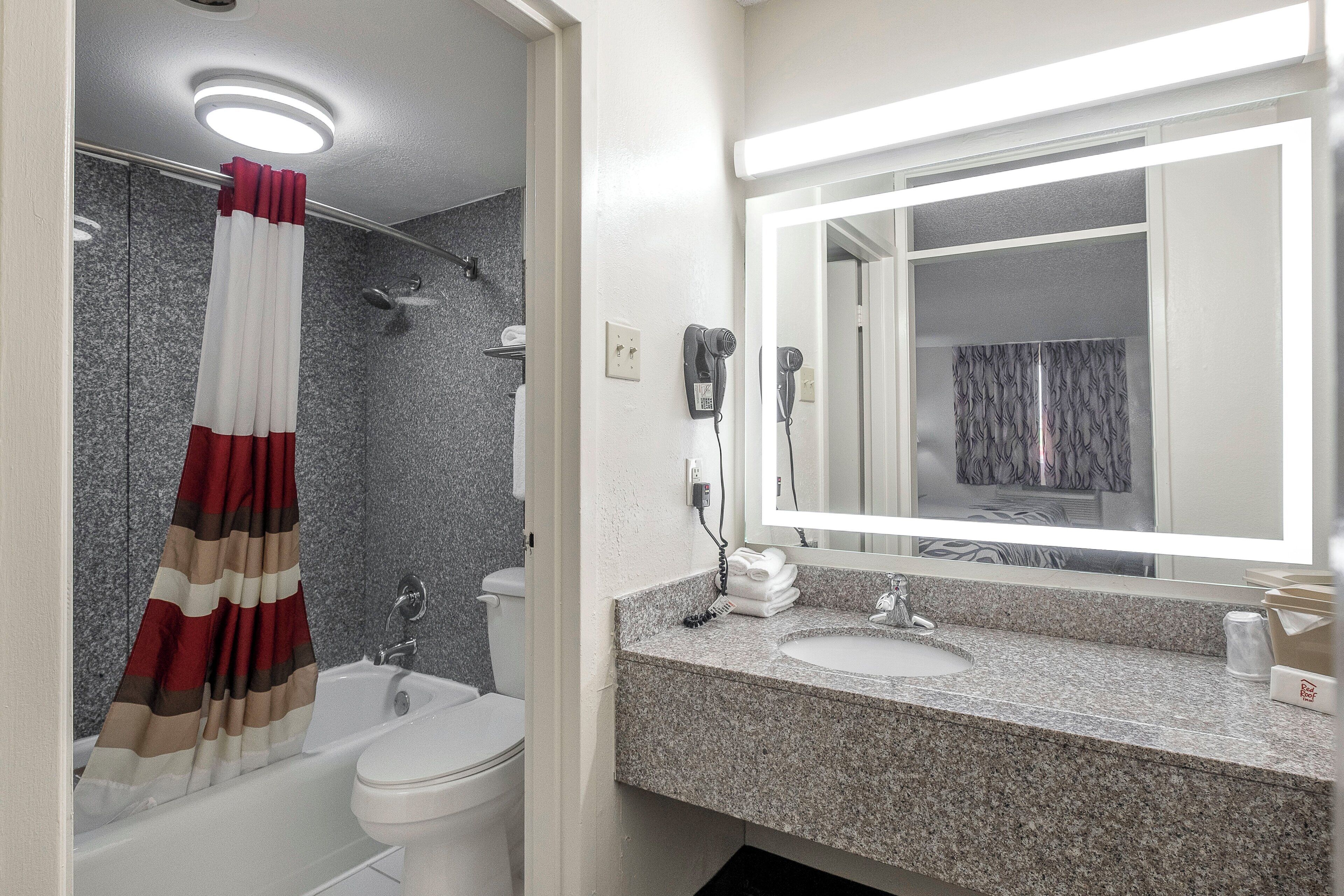 Bañera con ducha, artículos de tocador gratuitos, secador de pelo