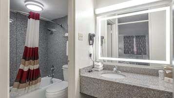 Bañera con ducha, artículos de tocador gratuitos, secador de pelo