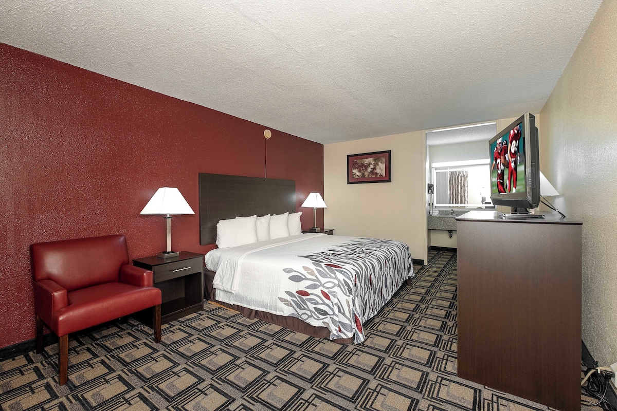 Desk, laptop workspace, free cots/infant beds, free WiFi
