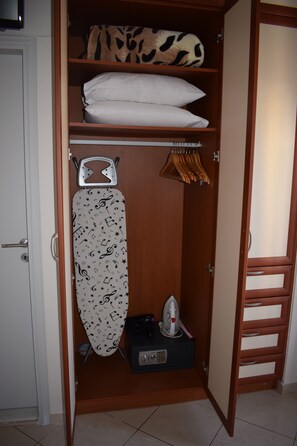Apartamento, 1 habitación, balcón, vistas a la ciudad | 1 dormitorio y ropa de cama de alta calidad