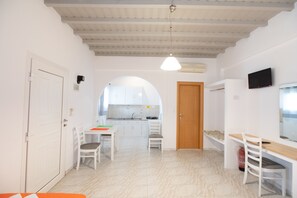 Tabla de planchar con plancha, wifi gratis y ropa de cama 