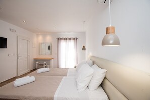 Tabla de planchar con plancha, wifi gratis y ropa de cama 