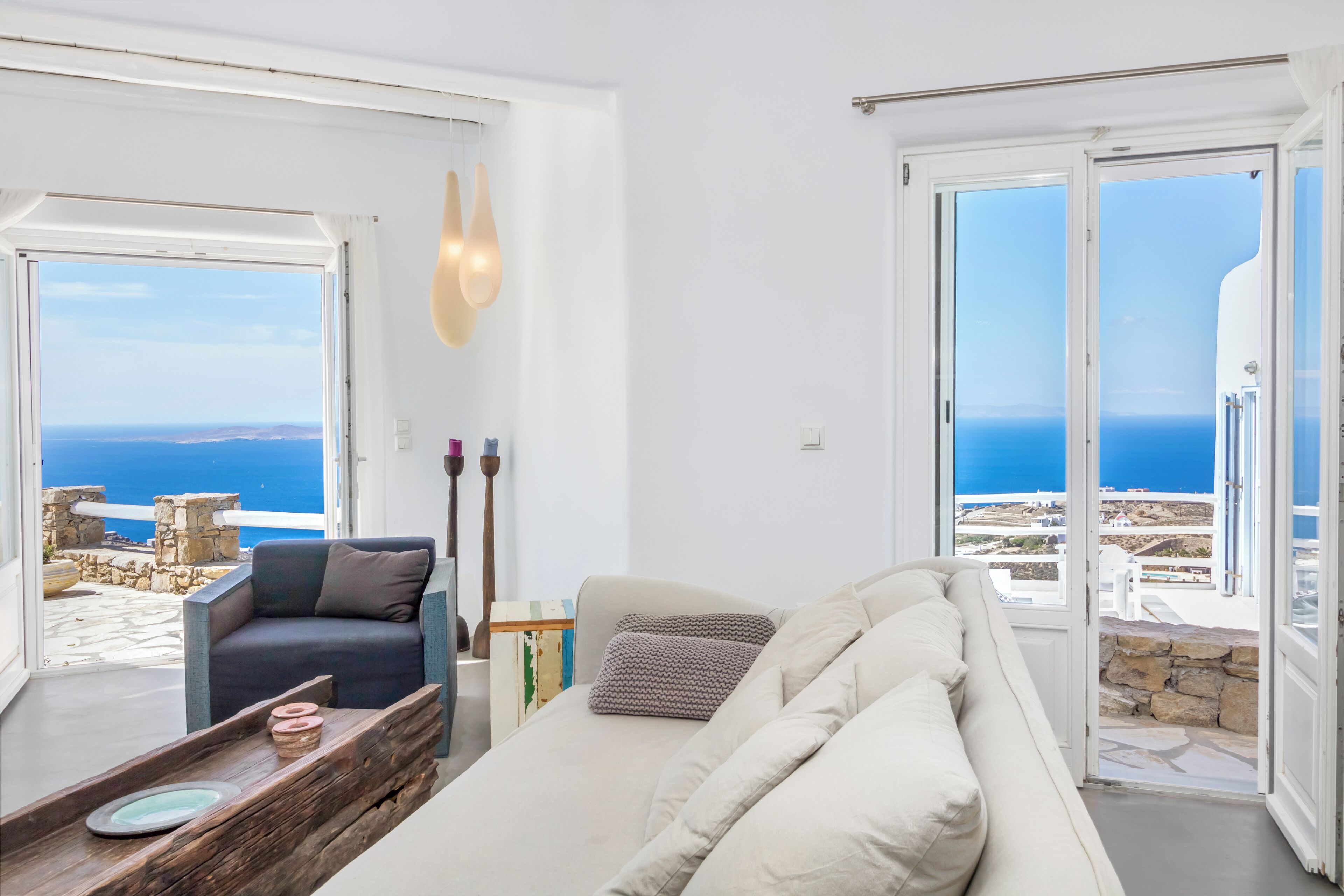 Télévision à écran plat, cheminée, lecteur de DVD, station d'accueil MP3