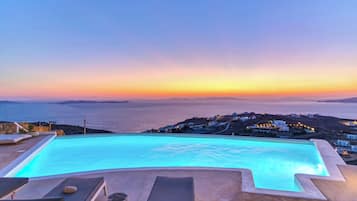 2 piscines extérieures, piscine à débordement, chaises longues