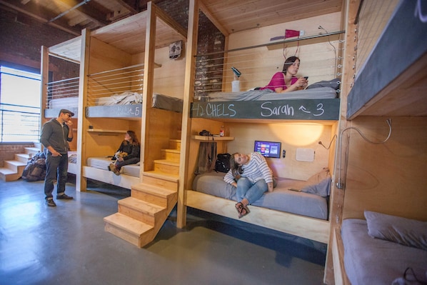 스탠다드 공용 도미토리, 싱글침대 1개 (in a shared dorm/no privacy) | 다리미/다리미판, 무료 WiFi, 침대 시트