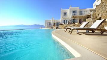 Piscina all'aperto, una piscina a sfioro