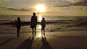 Pantai di sekitar dan pasir putih
