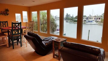 Mermaid Suite, 3 Bedrooms, Kitchen | Bed sheets