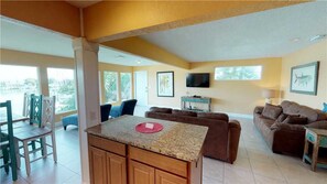 Suite superior, 3 habitaciones, cocina, vista al canal (Mermaid) | Área de sala de estar | Smart TV de 53 pulgadas con canales digitales y televisión 