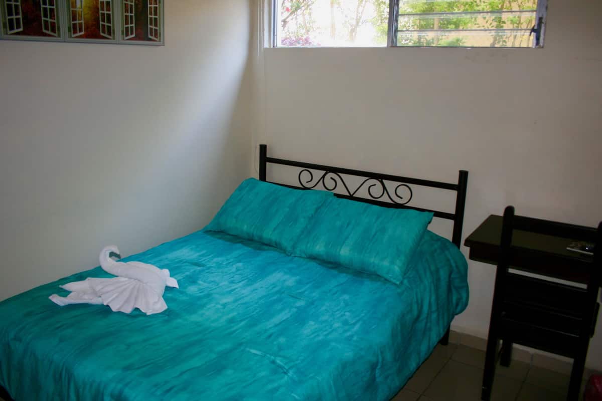 Budget Double Room | Schreibtisch, Bügeleisen/Bügelbrett, kostenloses WLAN, Bettwäsche