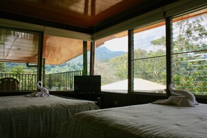 Escritorio, tabla de planchar con plancha, wifi gratis y ropa de cama 