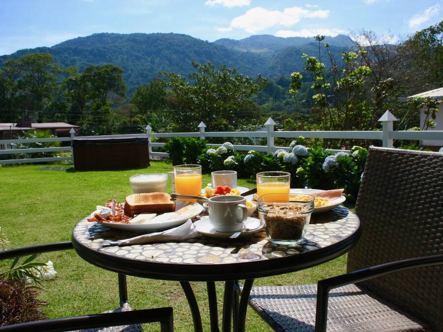 Desayuno completo gratuito y diario