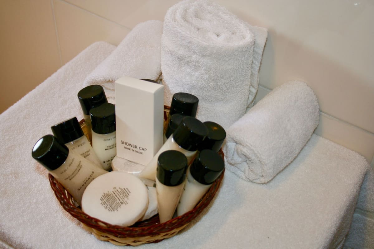 standard quadruple room | bathroom amenities | shower, free toiletries, hair dryer, towels