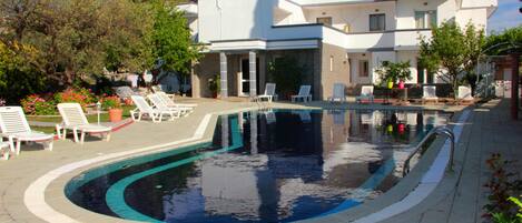 Piscine extérieure (ouverte en saison), parasols de plage