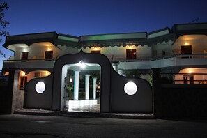 住宿正面 (夜晚)