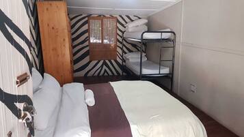 Classic 4-Bed Family Room, Non Smoking | Free WiFi, bed sheets