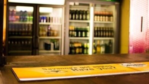 Un'area bar con un cartello che riporta la scritta "Savana Lounge Have You?" e un frigorifero fornito di bevande.