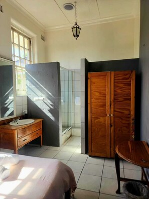 Bathroom - Riverlodge Backpackers (Cape Town)