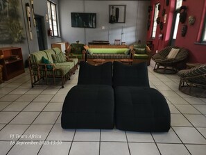 Lobby sitting area - Riverlodge Backpackers (Cape Town)