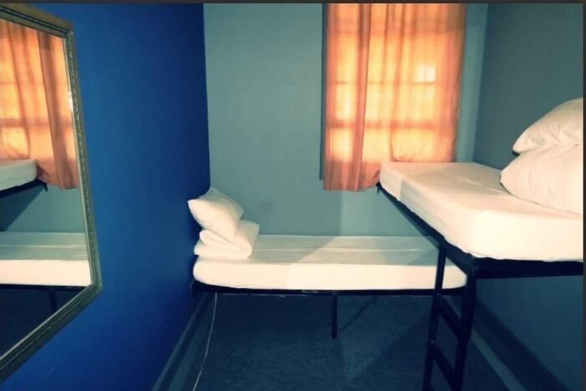 Kahden hengen perushuone (kaksi sänkyä), 1 makuuhuone | Ilmainen Wi-Fi, vuodevaatteet