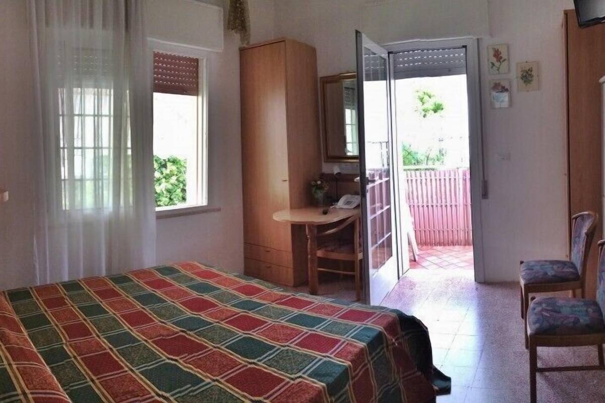 Comfort tweepersoonskamer, 1 queensize bed, balkon | Een kluis op de kamer, gratis wifi