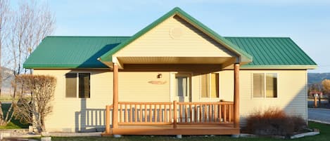 Standard Cabin, 2 Bedrooms, Non Smoking, Kitchenette | 1 bedroom, free WiFi, bed sheets