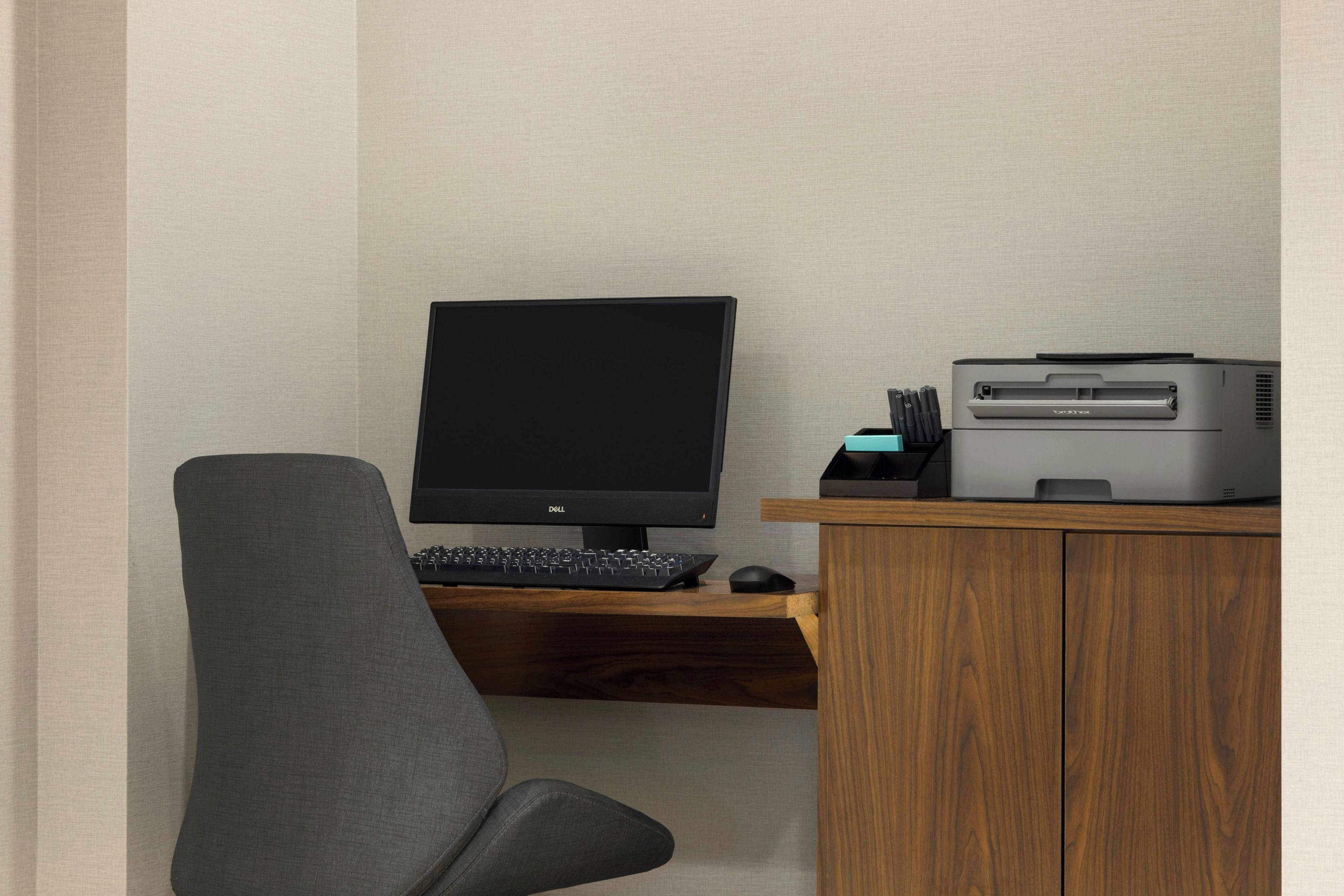 Un bureau d’ordinateur équipé d’un écran, d’un clavier, d’une souris et d’une imprimante.