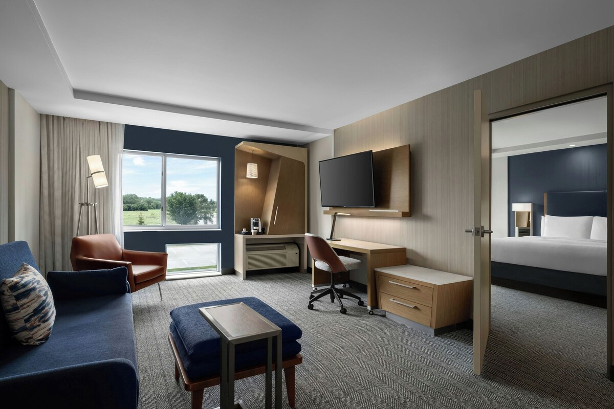 Suite, 1 King Bed with Sofa bed, Mobility Accessible (Accessible Bathtub, Living Room) | Pillow-top beds, desk, iron/ironing board, free WiFi