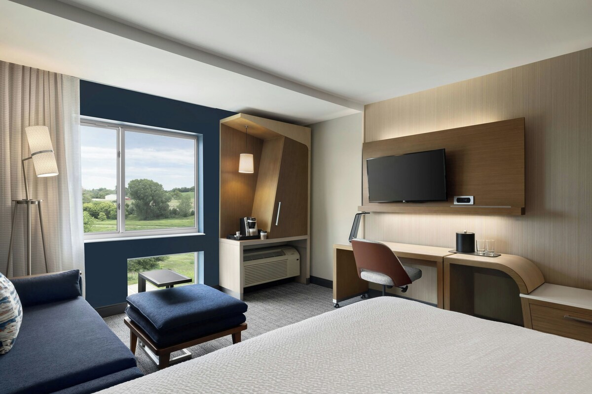 Room, 1 King Bed with Sofa bed | Pillow-top beds, desk, iron/ironing board, free WiFi