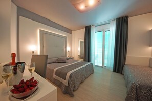 Frigobar, cofres nos quartos, escrivaninha, quartos à prova de som