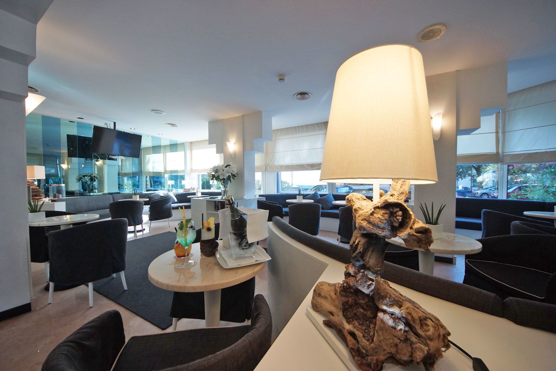 2 Bars/Lounges, Poolbar