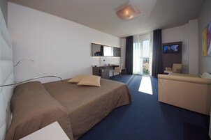 Quarto quádruplo executivo, vista para o mar (Comfort) | Frigobar, cofres nos quartos, escrivaninha, quartos à prova de som