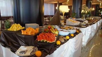 Tägliches Frühstücksbuffet (15 EUR pro Person)