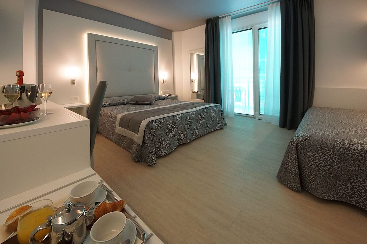 Driepersoonskamer (Flexible - Room Change) | Een minibar, een kluis op de kamer, een bureau, geluiddichte muren