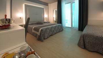 Camera tripla flessibile (con cambio camera) | Minibar, una cassaforte in camera, una scrivania, insonorizzazione