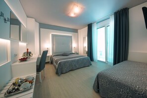 Comfort-værelse til 3 personer | Minibar, pengeskab på værelset, skrivebord, lydisolering